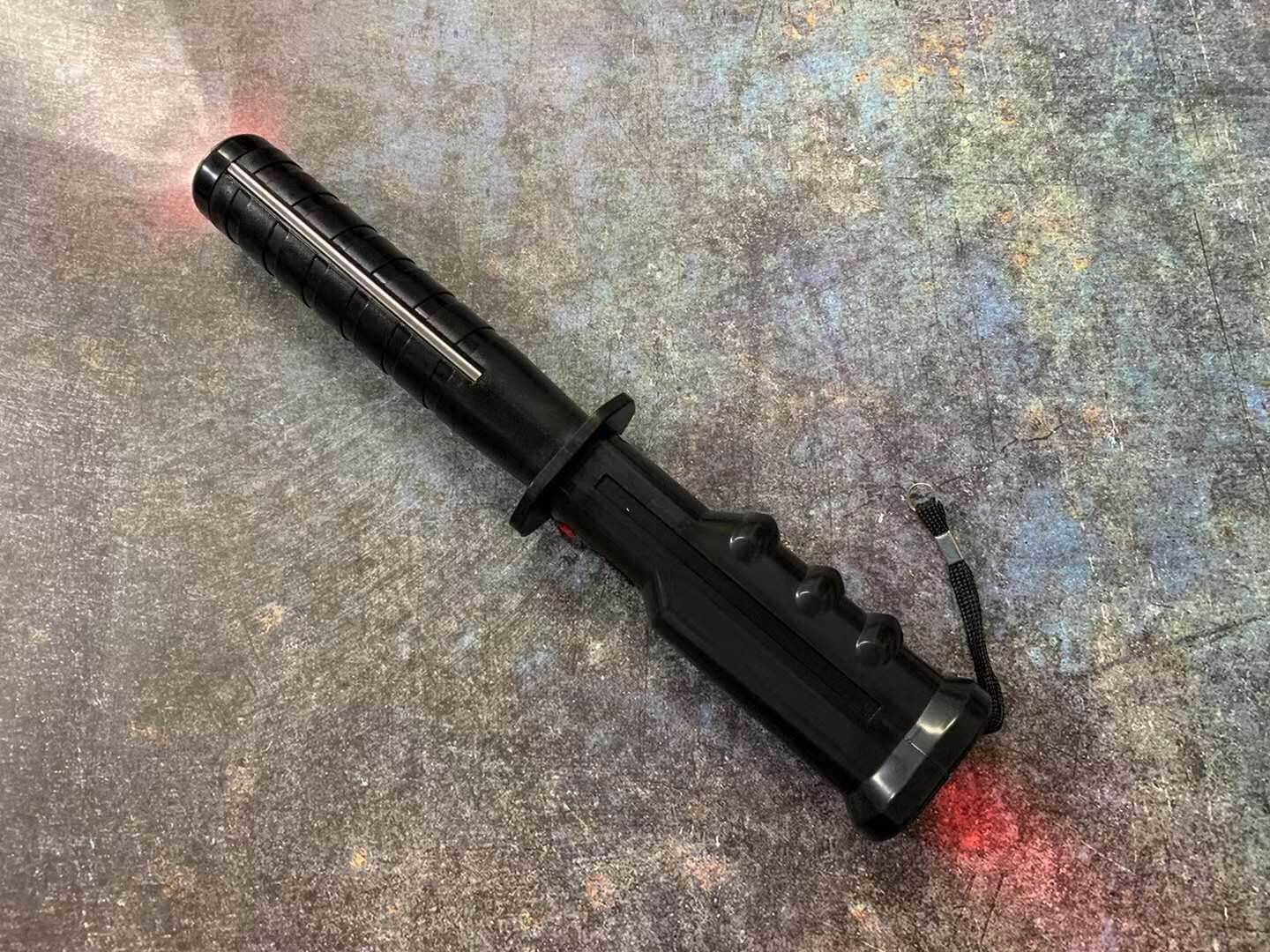 神火939电棍 | 高端脉冲交流电 高压 威力大 可电晕人 | 静音型 点烟功能 | 宝青坊专卖 神火939电棍,电棒电击器,高端脉冲交流电,高压电击,威力大,可电晕,静音型电棍,点烟功能,女子防身,保安专用,宝青坊专卖