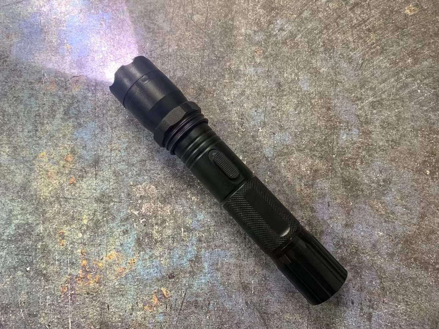 捍卫者2000型强光手电 | 高压电击器 | 宝青坊专卖 捍卫者2000型强光手电,高压电击器,1102电棍,防身防暴电棒,宝青坊专卖