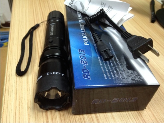 黑鹰RD-2013高压电棍 | 电击防身手电筒 | 宝青坊专卖 黑鹰RD-2013高压电棍,防身电击器,便携手电筒,强力威力测试,宝青坊专卖