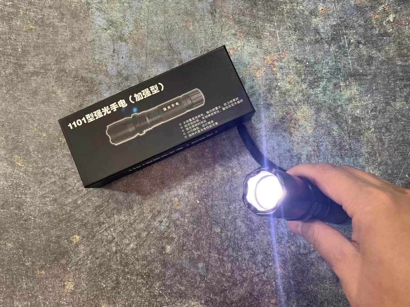 黑鹰1101电棍电击器 | 防身电击手电筒 | 宝青坊专卖 黑鹰1101电击器,防身电击手电筒,高压防狼电棒,宝青坊专卖