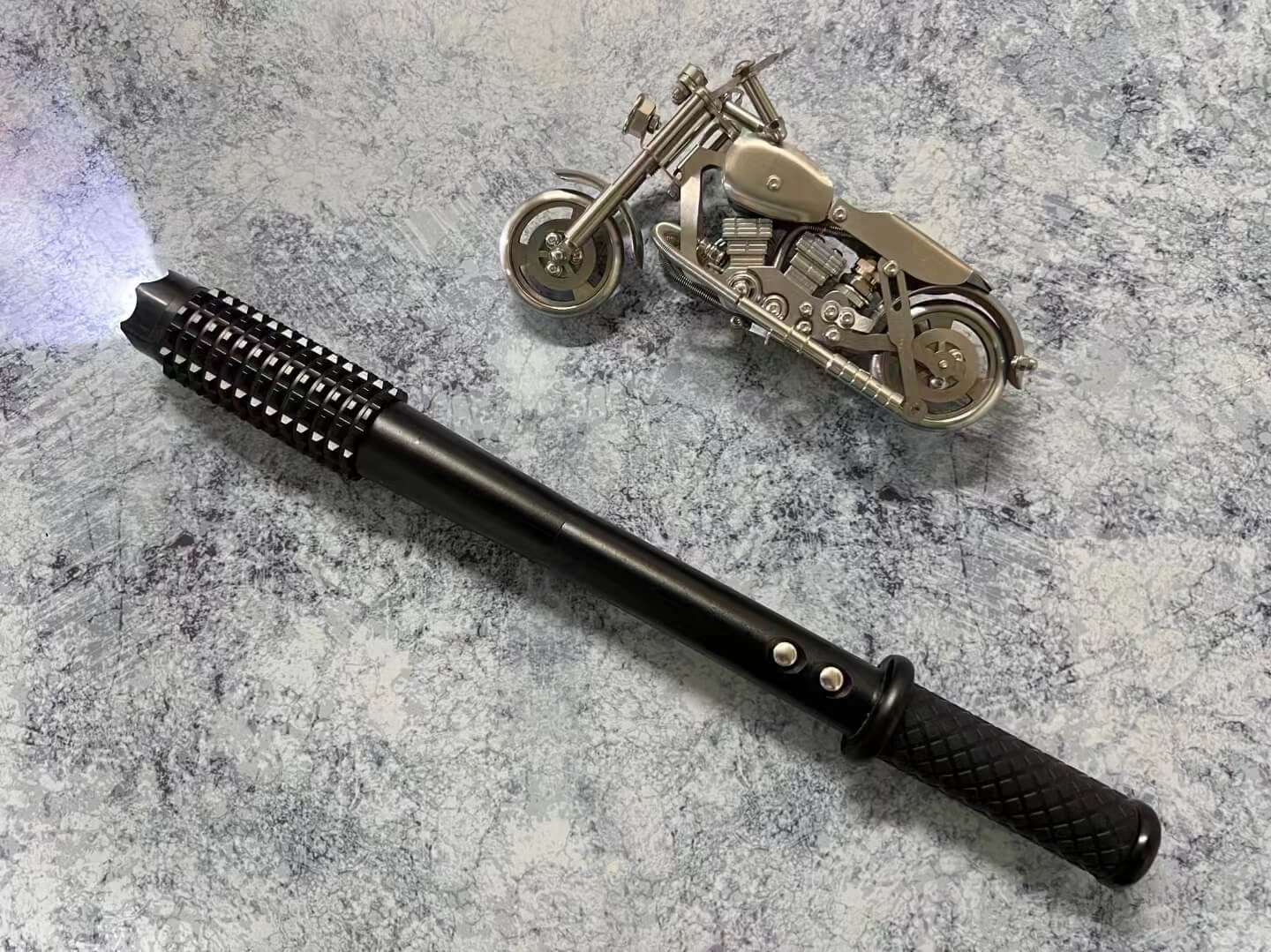 黑鹰HY1118B电棍 | 高压电击器 | 能电晕 | 专卖店直销 | 电池不可拆解 | 威力强 | 宝青坊专卖 黑鹰HY1118B电棍,高压电棍,电棒电击器,能电晕,威力强,电击武器,使用方法简单,专卖店直销,电池不可拆解,宝青坊专卖