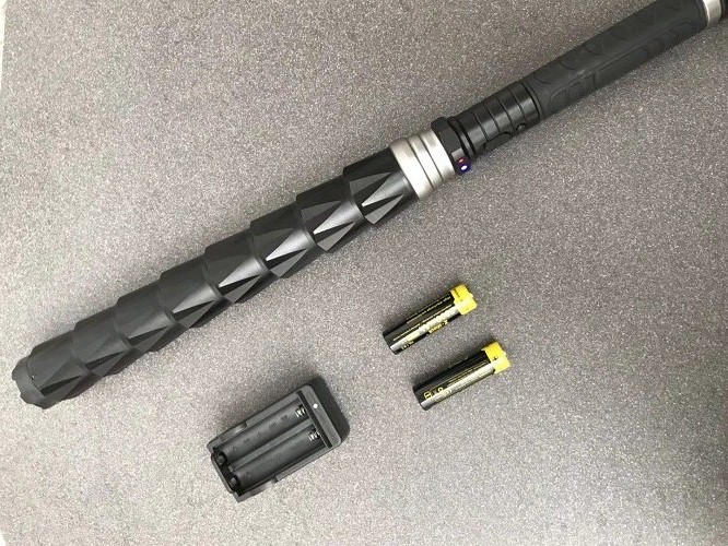 黑鹰H168电棍 | 18万伏超高压电棍 | 电击威力大 | 民用保安型 | 可电晕人狗 黑鹰H168电棍,高压电棍电棒,电击武器,18万伏电棍,民用电击器,保安型电棍,电流4000毫安,双电池电棍,电晕人狗,充电教程,宝青坊专卖