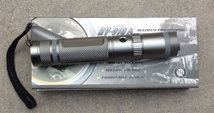 黑鹰910A电棍电棒 | 电击器 防身手电筒 高压威力大 能电晕 内置充电电池 | 宝青坊专卖 黑鹰910A电棍,电击器,电棍电棒,防身手电筒,高压电击器,内置充电电池,女士防身电棍,能电晕电击器,威力大电击器,便携防身工具,终身维修,宝青坊专卖