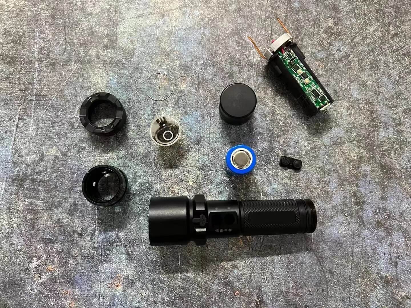 黑鹰980电棍 | 大功率高压防身器 | 宝青坊专卖 黑鹰980电棍,大功率电击器,防身手电筒,高压电击器,宝青坊专卖,车载充电器