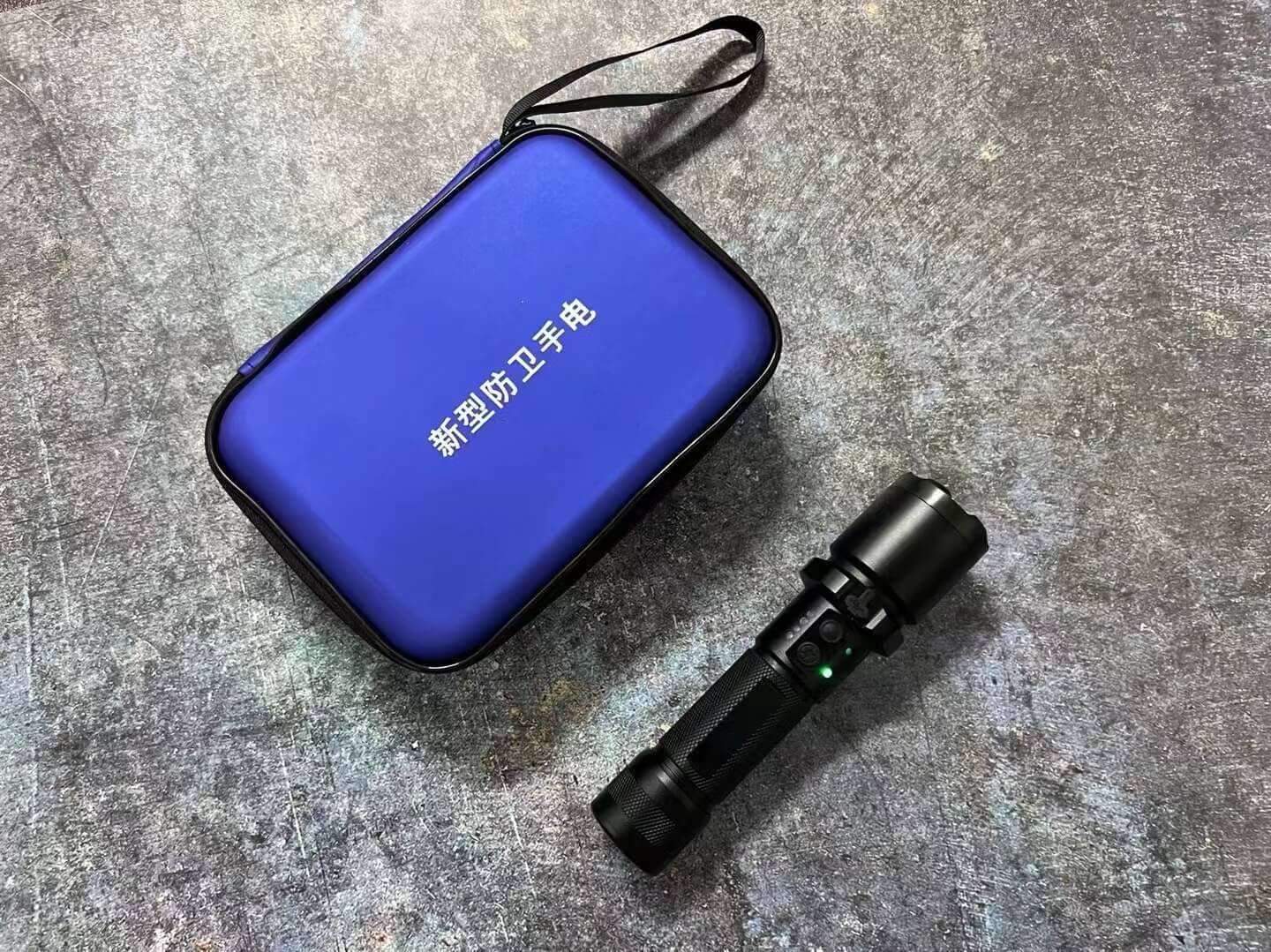 黑鹰980电棍 | 大功率高压防身器 | 宝青坊专卖 黑鹰980电棍,大功率电击器,防身手电筒,高压电击器,宝青坊专卖,车载充电器