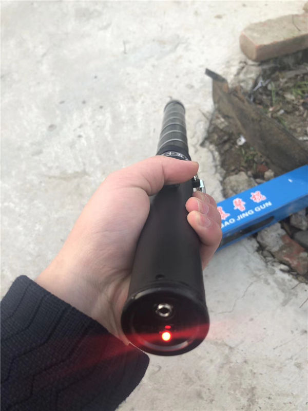 黑鹰E26电棍 | 35万伏超高压电击器 | 强光手电 | 女子防狼防身 | 宝青坊专卖 黑鹰E26电棍,35万伏电棍,电击器,超高压电击器,强光手电,环绕式电棒,女子防身,防狼电棍,防爆器,保安专用,电子防爆器,宝青坊专卖