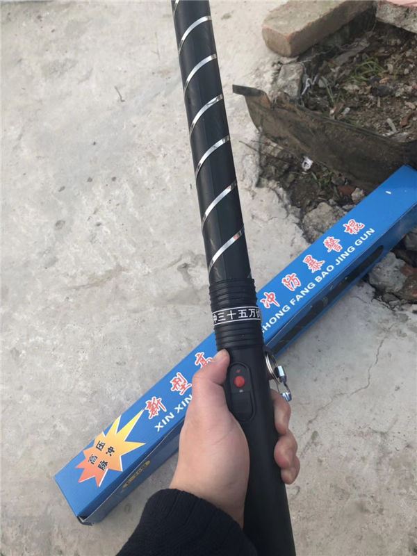 黑鹰E26电棍 | 35万伏超高压电击器 | 强光手电 | 女子防狼防身 | 宝青坊专卖 黑鹰E26电棍,35万伏电棍,电击器,超高压电击器,强光手电,环绕式电棒,女子防身,防狼电棍,防爆器,保安专用,电子防爆器,宝青坊专卖
