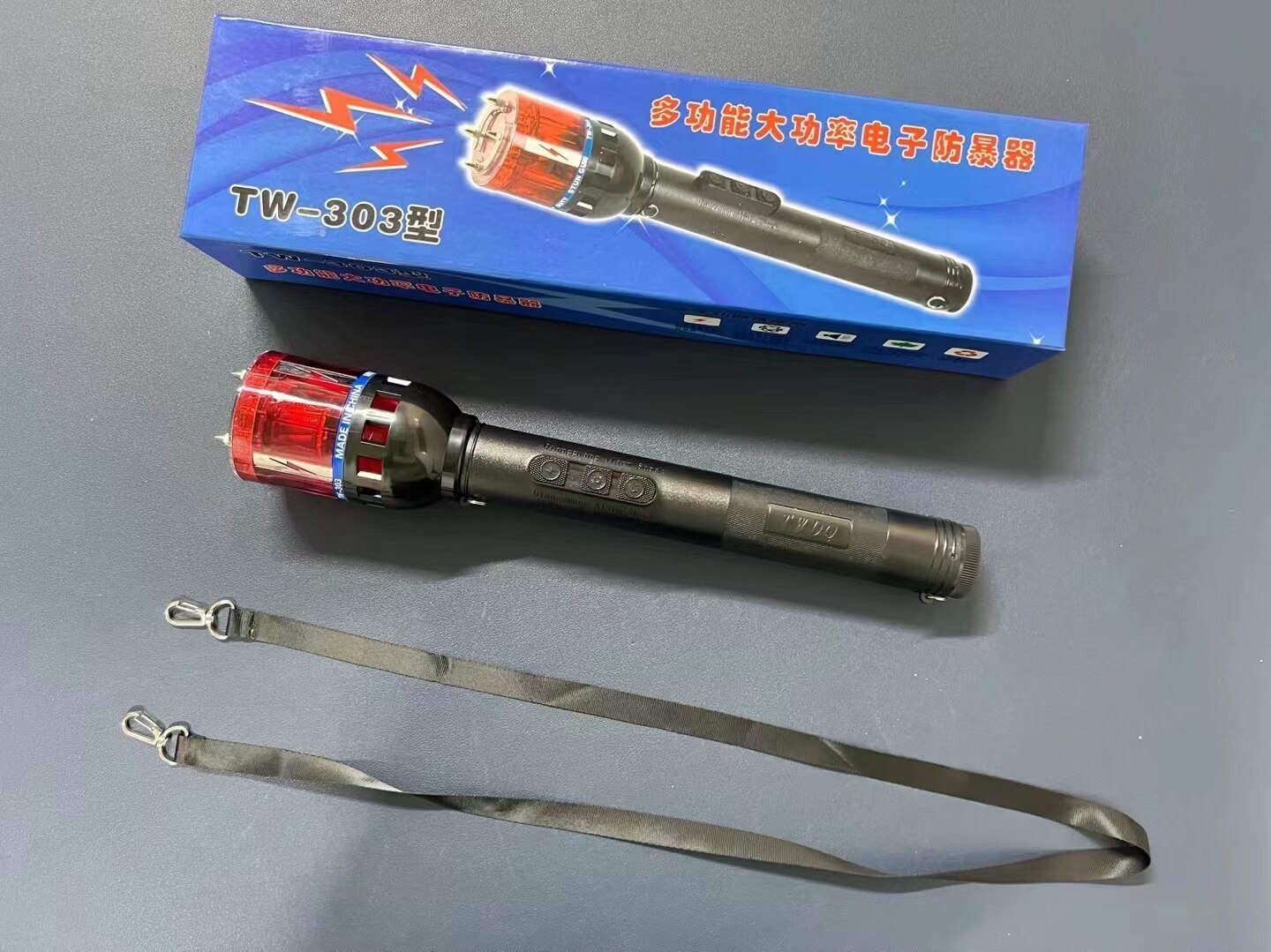 黑鹰TW303高压电棍电棒电击防爆器 | 威力大 高音报警 可电晕 | 宝青坊专卖 黑鹰TW303型高压电棍,电击防爆器,电棍电棒,电流强,可电晕,高音报警功能,保安专用款 | 宝青坊专卖