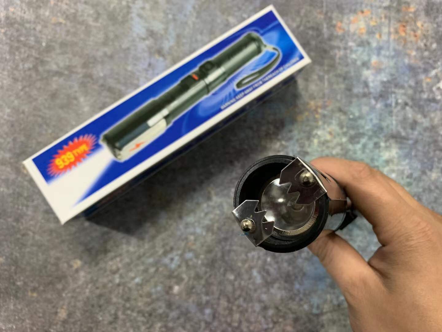 神火939电棍 | 高端脉冲交流电 高压 威力大 可电晕人 | 静音型 点烟功能 | 宝青坊专卖 神火939电棍,电棒电击器,高端脉冲交流电,高压电击,威力大,可电晕,静音型电棍,点烟功能,女子防身,保安专用,宝青坊专卖