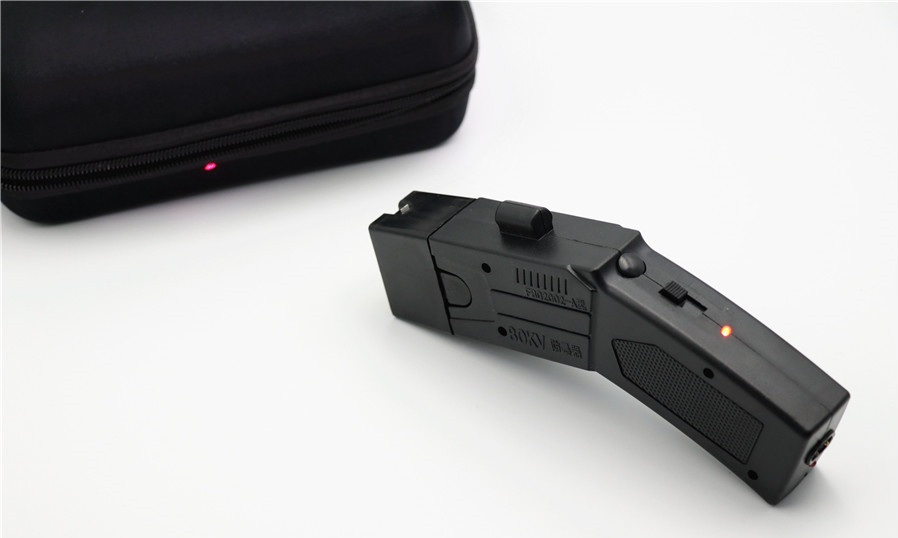 泰瑟002型电击器 | Taser远程电击防身用品 | 合法电击器 威力实测大 | 宝青坊专卖 泰瑟002型电击器, Taser电击器, 电击防身武器, 民用电击器, 合法电击器, 电晕电击器, 电击威力大, 防身用品, 宝青坊专卖