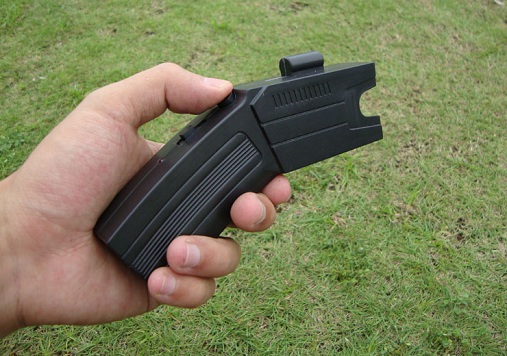 泰瑟002型电击器 | Taser远程电击防身用品 | 合法电击器 威力实测大 | 宝青坊专卖 泰瑟002型电击器, Taser电击器, 电击防身武器, 民用电击器, 合法电击器, 电晕电击器, 电击威力大, 防身用品, 宝青坊专卖