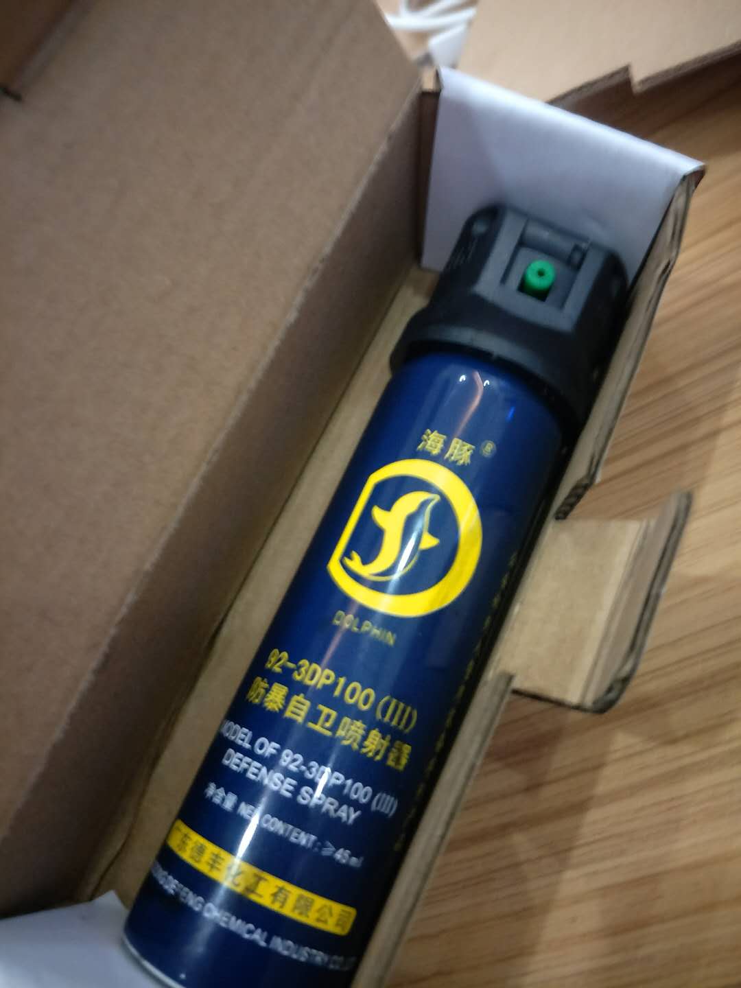 宝青坊海豚牌防狼喷雾展示 防狼喷雾实战威力效果图 翻盖设计防狼喷雾使用教程 海豚牌防狼喷雾92-3DP100实物图 催泪喷雾的实战效果与威力测评 翻盖设计如何提升便捷性与安全性 广东德丰化工厂家直供的价格与保障 防狼喷雾的合法认证与使用场景推荐