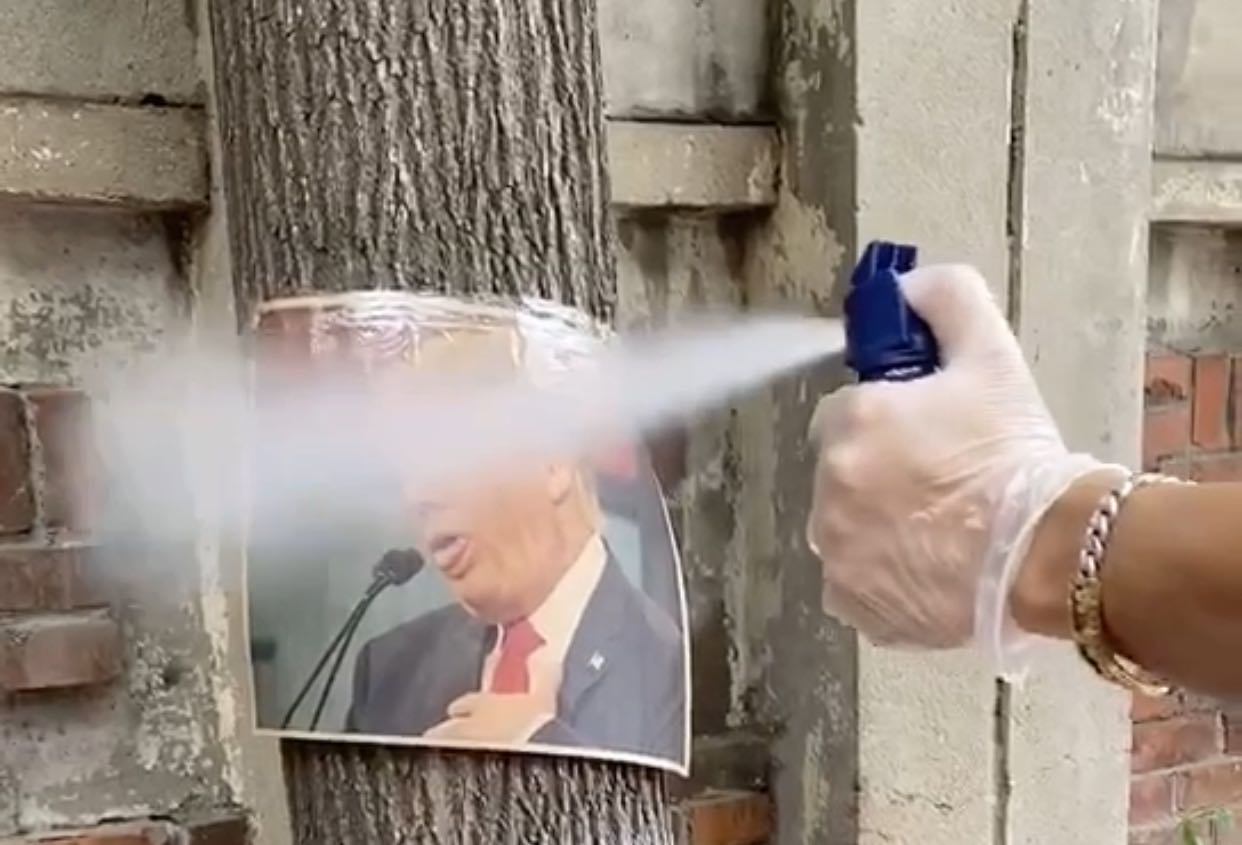 宝青坊海豚牌防狼喷雾展示 防狼喷雾实战威力效果图 翻盖设计防狼喷雾使用教程 海豚牌防狼喷雾92-3DP100实物图 催泪喷雾的实战效果与威力测评 翻盖设计如何提升便捷性与安全性 广东德丰化工厂家直供的价格与保障 防狼喷雾的合法认证与使用场景推荐