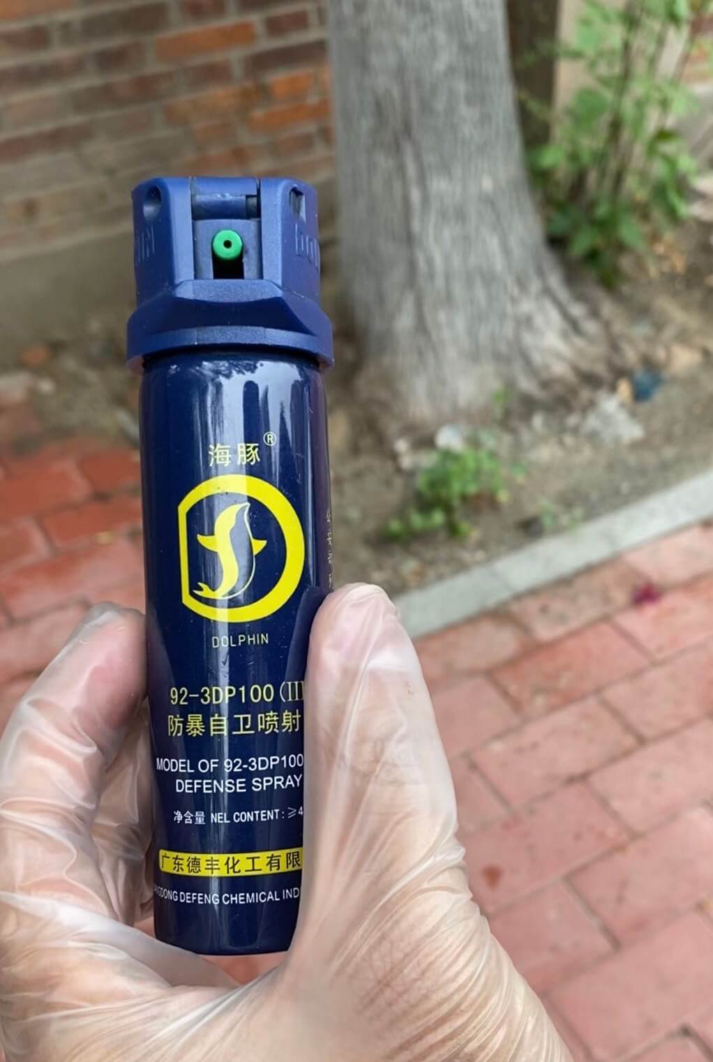 宝青坊海豚牌防狼喷雾展示 防狼喷雾实战威力效果图 翻盖设计防狼喷雾使用教程 海豚牌防狼喷雾92-3DP100实物图 催泪喷雾的实战效果与威力测评 翻盖设计如何提升便捷性与安全性 广东德丰化工厂家直供的价格与保障 防狼喷雾的合法认证与使用场景推荐