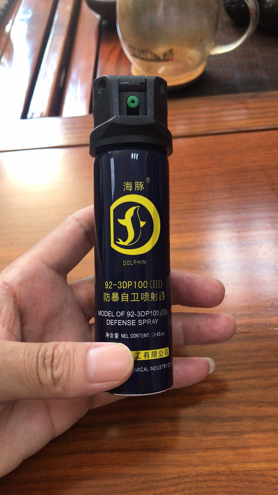 宝青坊海豚牌防狼喷雾展示 防狼喷雾实战威力效果图 翻盖设计防狼喷雾使用教程 海豚牌防狼喷雾92-3DP100实物图 催泪喷雾的实战效果与威力测评 翻盖设计如何提升便捷性与安全性 广东德丰化工厂家直供的价格与保障 防狼喷雾的合法认证与使用场景推荐