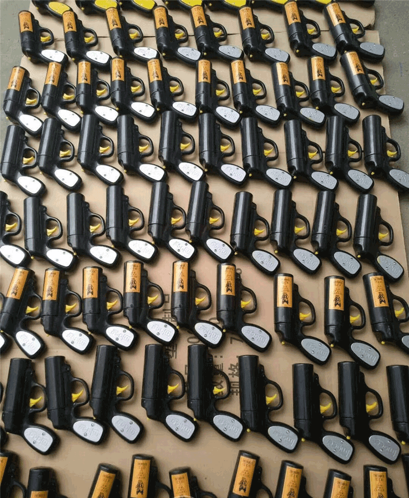 贝斯达防狼喷雾枪实物展示 辣椒水喷雾器使用视频教程 宝青坊正品防身喷雾枪推荐 贝斯达防狼喷雾枪实物图 辣椒水喷雾枪威力展示图 防狼喷雾枪使用方法演示图片