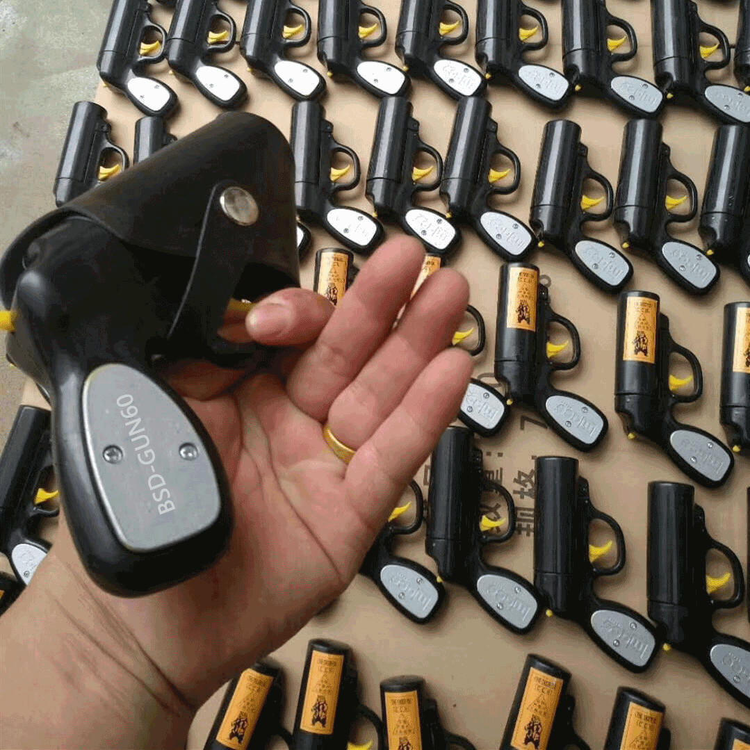 贝斯达防狼喷雾枪实物展示 辣椒水喷雾器使用视频教程 宝青坊正品防身喷雾枪推荐 贝斯达防狼喷雾枪实物图 辣椒水喷雾枪威力展示图 防狼喷雾枪使用方法演示图片