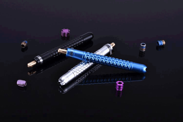 贝斯达战术喷雾器完整配件展示,包含钛合金保险开关与尾部按压件 贝斯达战术喷雾器配件展示,包含罐身、打击头、尾盖、钛合金保险开关