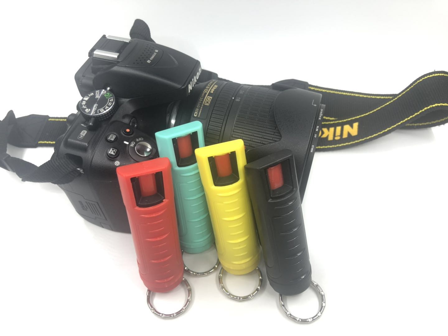 女士防狼喷雾车上及日常使用效果 钥匙扣防狼喷雾女士便携防狼喷雾使用场景示意图