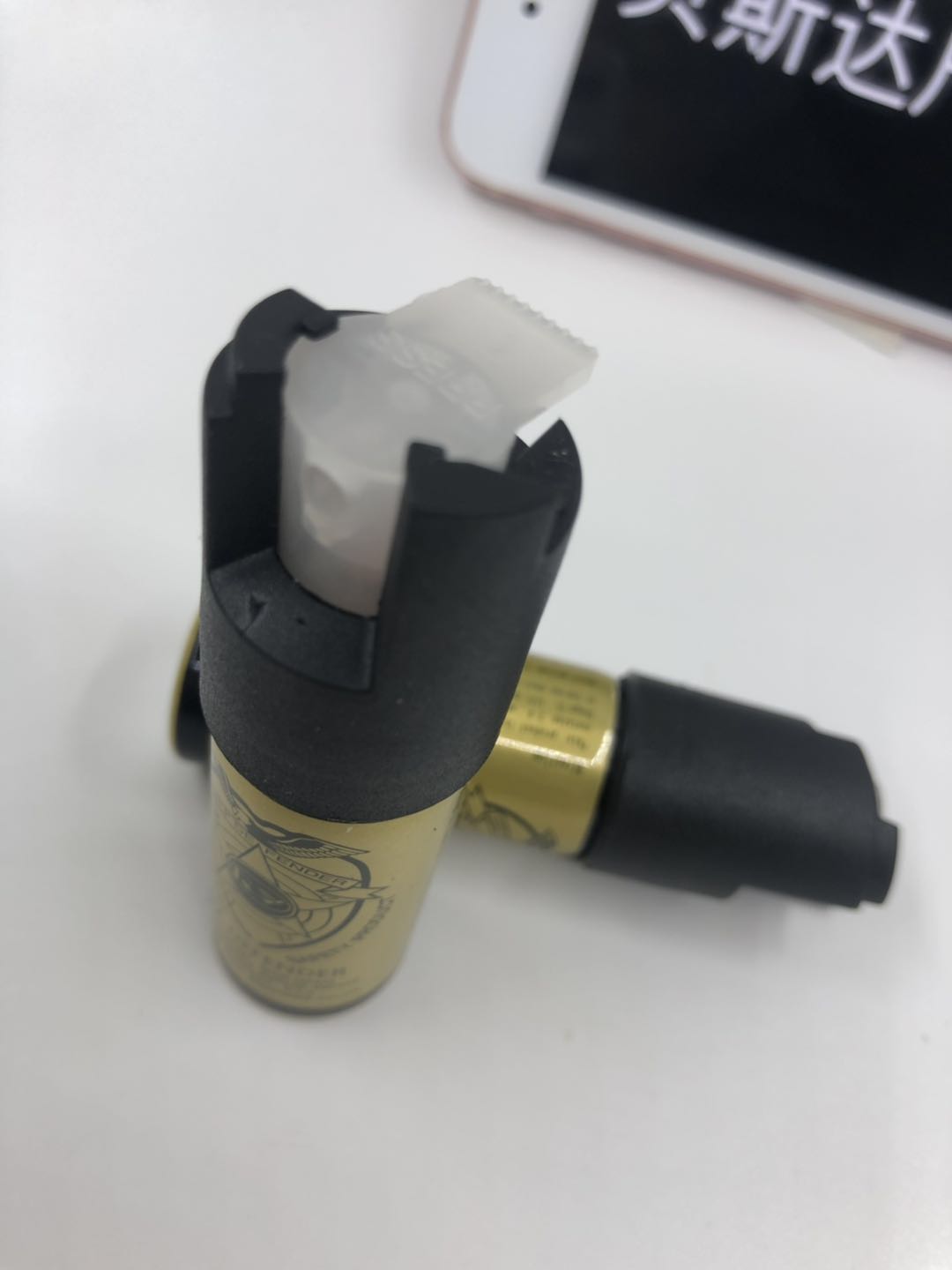 RY锐意防狼喷雾展示与细节 防狼辣椒水喷雾器便携使用效果 合法防身喷雾使用方法指南 宝青坊RY锐意防狼喷雾实物图 女子防狼喷雾使用场景演示图 便携辣椒水喷雾器合法安全认证图片