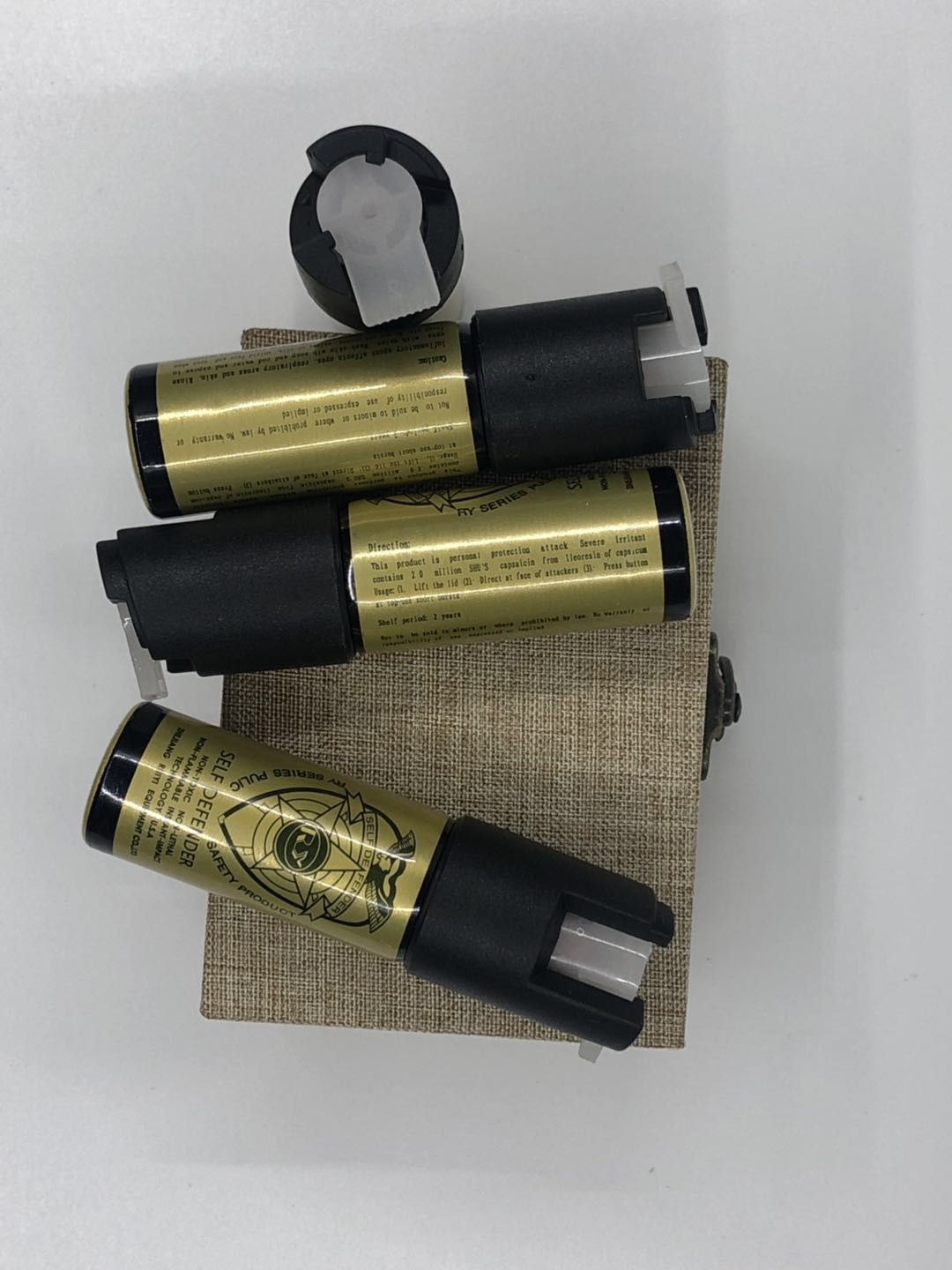 RY锐意防狼喷雾展示与细节 防狼辣椒水喷雾器便携使用效果 合法防身喷雾使用方法指南 宝青坊RY锐意防狼喷雾实物图 女子防狼喷雾使用场景演示图 便携辣椒水喷雾器合法安全认证图片