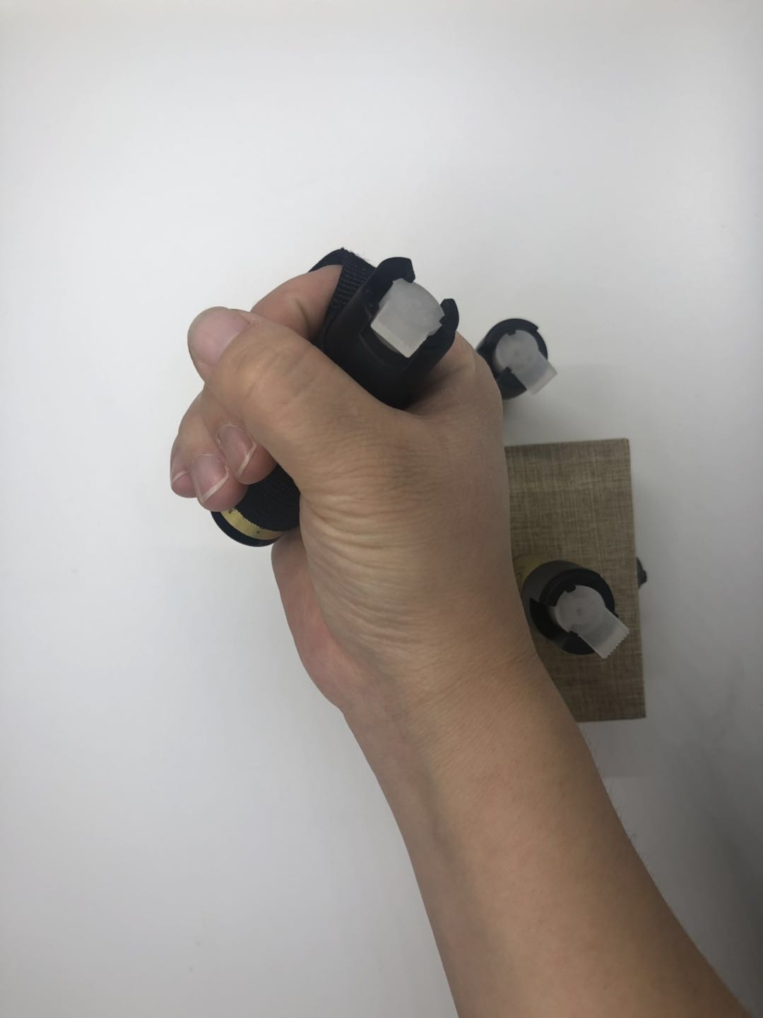 RY锐意防狼喷雾展示与细节 防狼辣椒水喷雾器便携使用效果 合法防身喷雾使用方法指南 宝青坊RY锐意防狼喷雾实物图 女子防狼喷雾使用场景演示图 便携辣椒水喷雾器合法安全认证图片