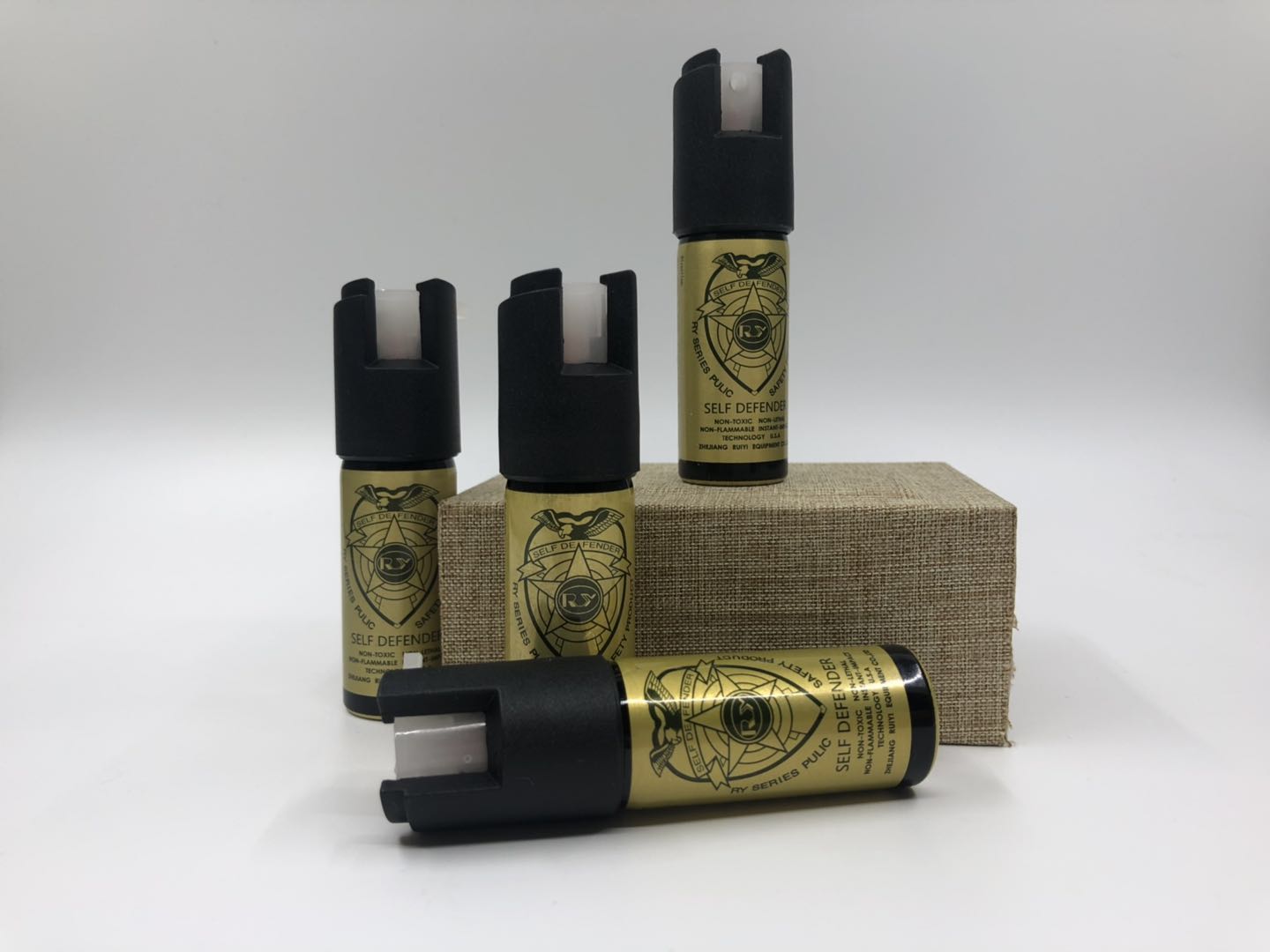 RY锐意防狼喷雾展示与细节 防狼辣椒水喷雾器便携使用效果 合法防身喷雾使用方法指南 宝青坊RY锐意防狼喷雾实物图 女子防狼喷雾使用场景演示图 便携辣椒水喷雾器合法安全认证图片