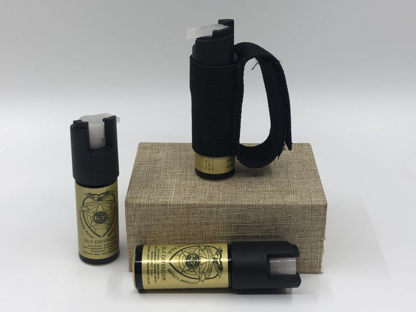 RY锐意防狼喷雾展示与细节 防狼辣椒水喷雾器便携使用效果 合法防身喷雾使用方法指南 宝青坊RY锐意防狼喷雾实物图 女子防狼喷雾使用场景演示图 便携辣椒水喷雾器合法安全认证图片