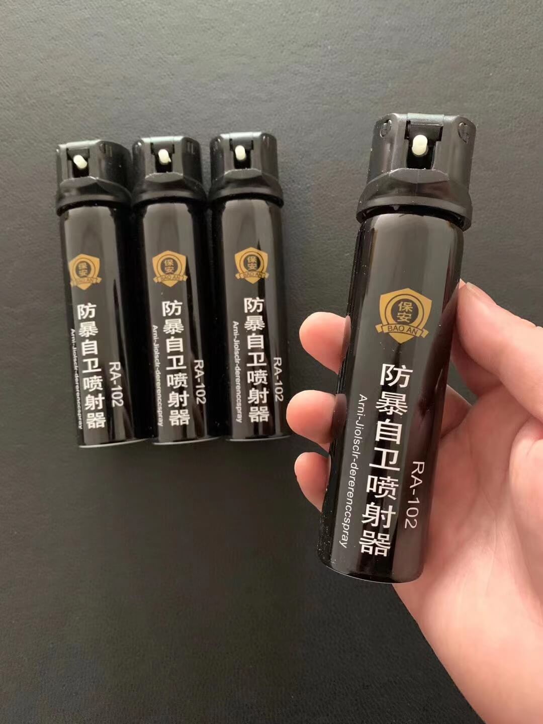 宝青坊保安水柱型防狼喷雾展示 大容量110ml防狼喷雾效果测评 水柱型辣椒水喷雾防身教程 保安水柱型防狼喷雾110ml实物图 防狼喷雾长射程抗风效果测试图 110ml大容量防身辣椒水喷雾使用演示图